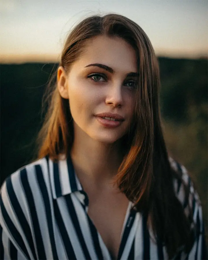 Mulher em momento de conexão emocional e autoconhecimento