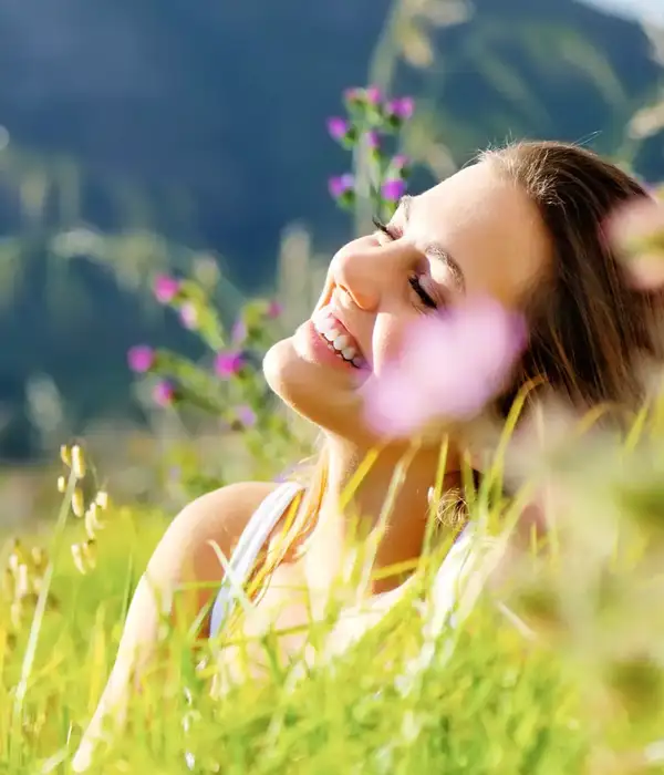 Mulher confiante após transformação emocional