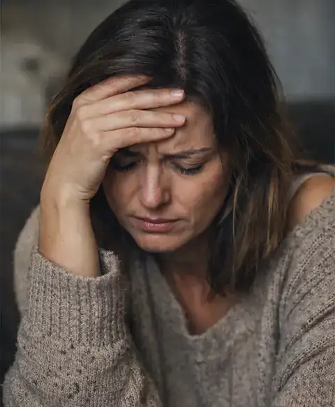 Mulher refletindo sobre sintomas emocionais e físicos