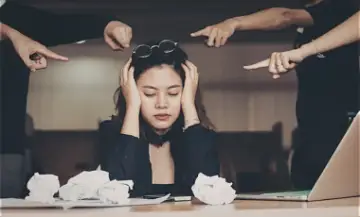 Por que você se sobrecarrega nos relacionamentos no trabalho (e como parar de se anular)
