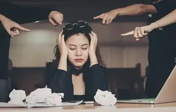 Por que você se sobrecarrega nos relacionamentos no trabalho (e como parar de se anular)