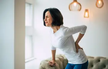 Dor física com raiz emocional: quando o corpo da mãe grita o que ela não consegue dizer