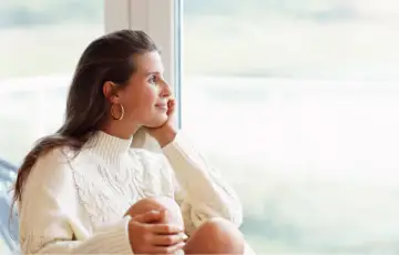 Por que o inverno pesa tanto em você? Tristeza, cansaço e compulsão não são fraqueza. São mensagens do seu corpo.