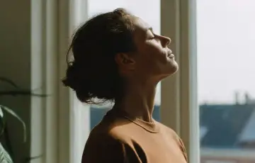 Você não está cansada da vida. Está cansada de viver longe de si