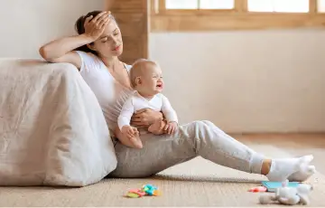 Mãe exausta não precisa dar conta de tudo: o que a homeopatia pode fazer por você